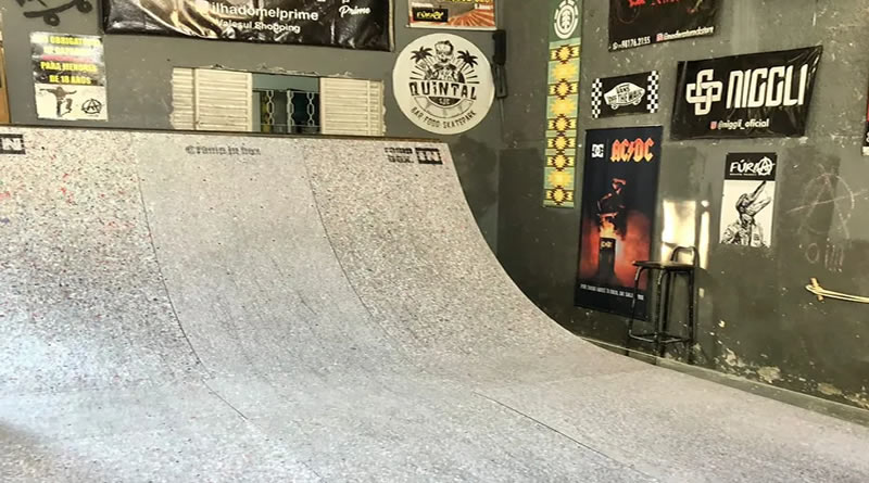 Pai monta pista de skate feita de tubos de creme dental para filho treinar em casa no interior de SP
