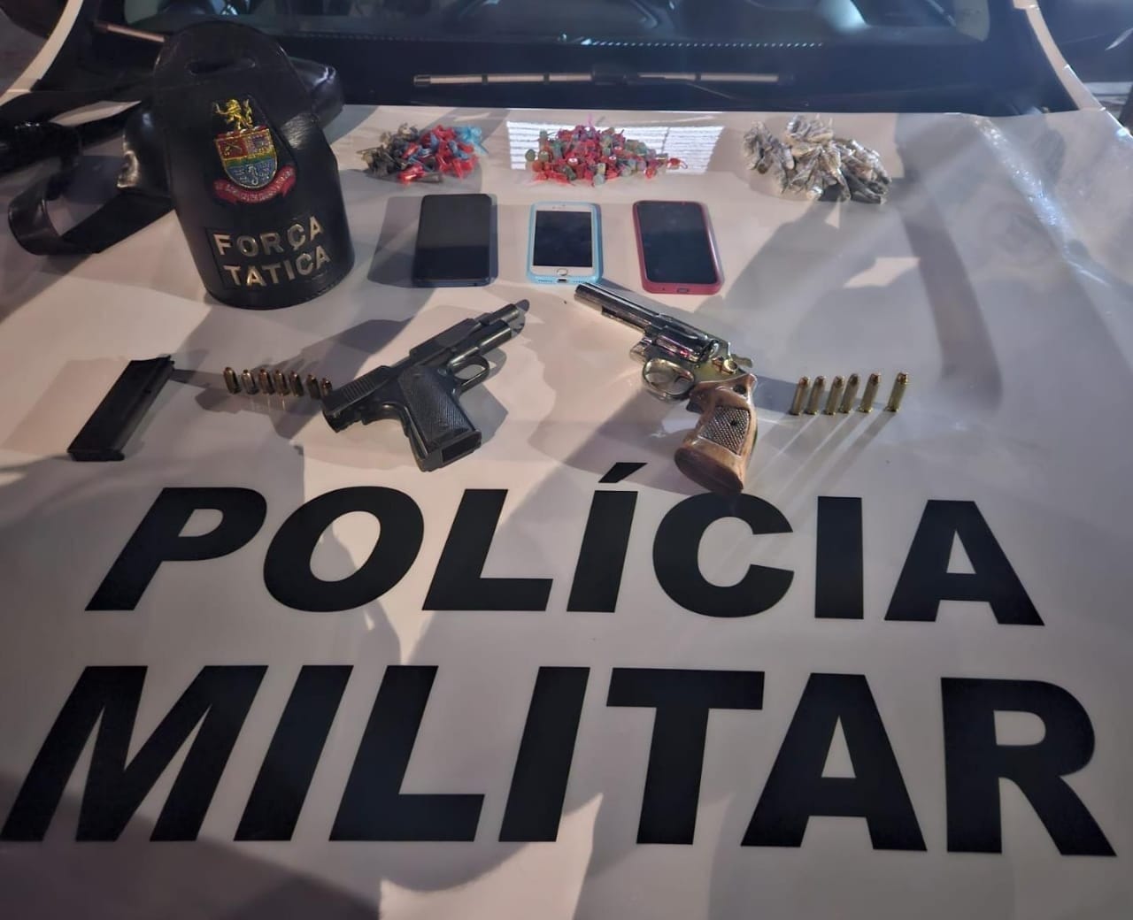 Polícia Militar prende dois homens com armas e drogas em Caraguatatuba