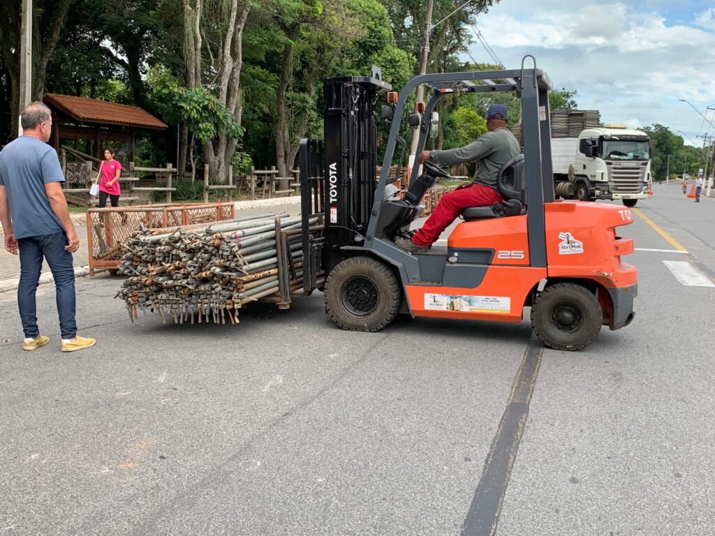 Estruturas do Carnaval 2024 começam a ser montadas na Avenida Presidente Vargas – Prefeitura Estância Turística Guaratinguetá