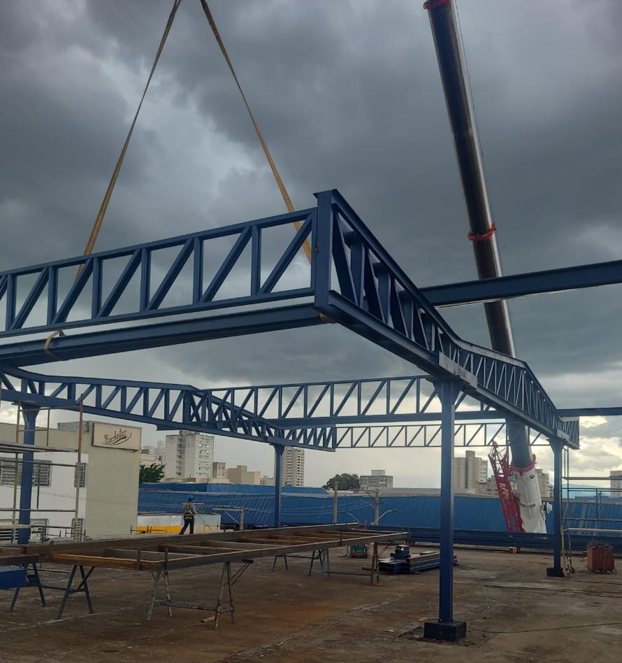 Prefeitura Taubaté | ESTRUTURAS METÁLICAS SÃO COLOCADAS EM OBRAS DE AMPLIAÇÃO DO SHOPPING POPULAR