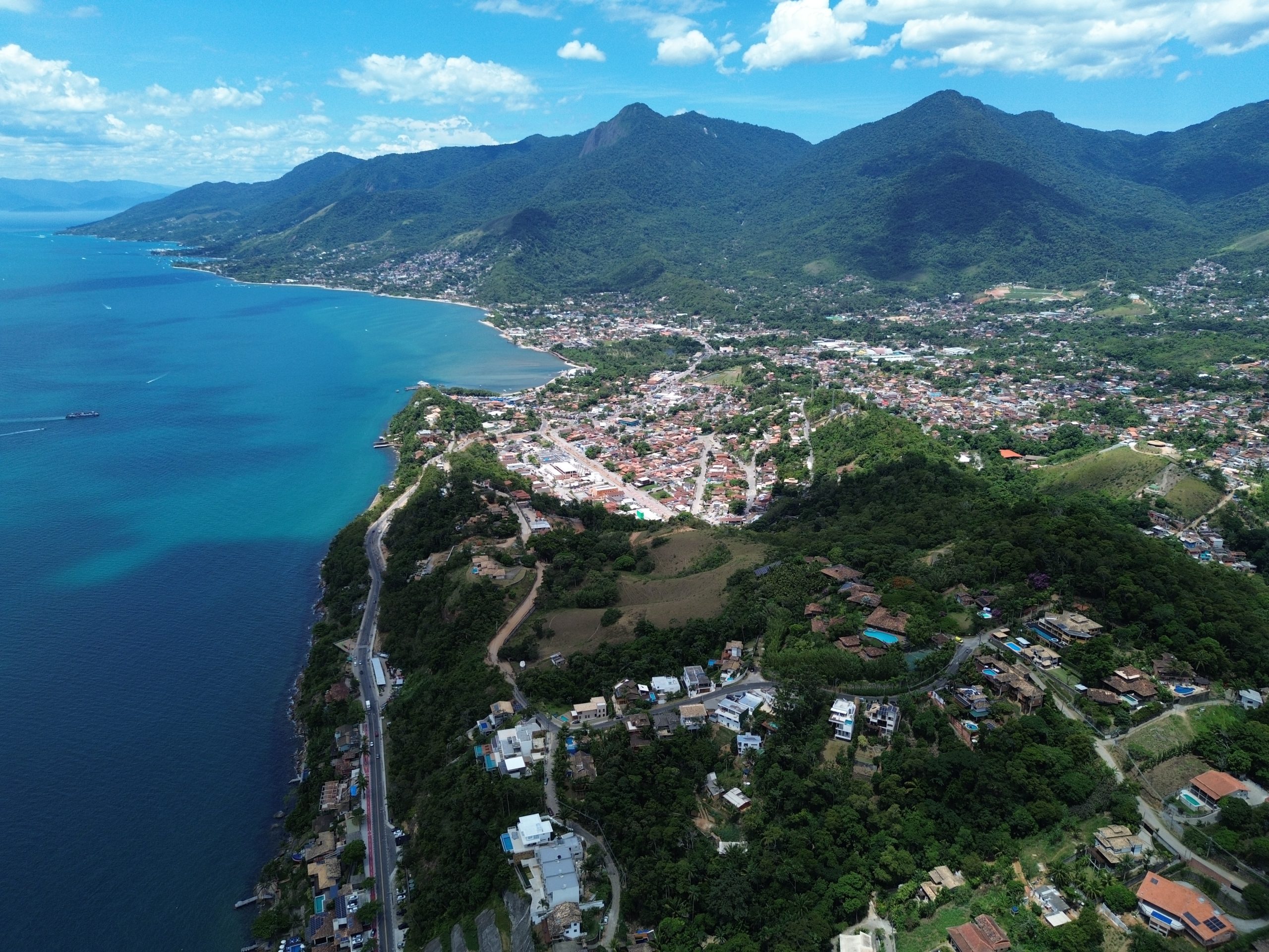 Prefeitura de Ilhabela suspende temporariamente obras no acesso à região sul durante feriado em São Paulo e Santos