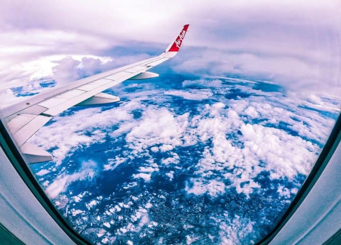 Quais eletrônicos posso levar e usar no avião?